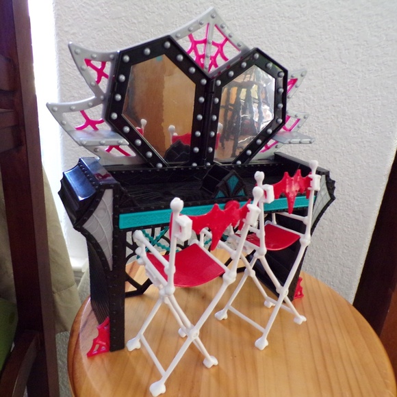 Monster High Frights, Camera, Action Dressing Room - Picture 1 of 4